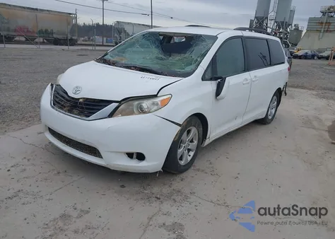 2014 Toyota Sienna Le V6 8 Passenger z USA, uszkodzony, nr VIN 5TDKK3DCXES512006